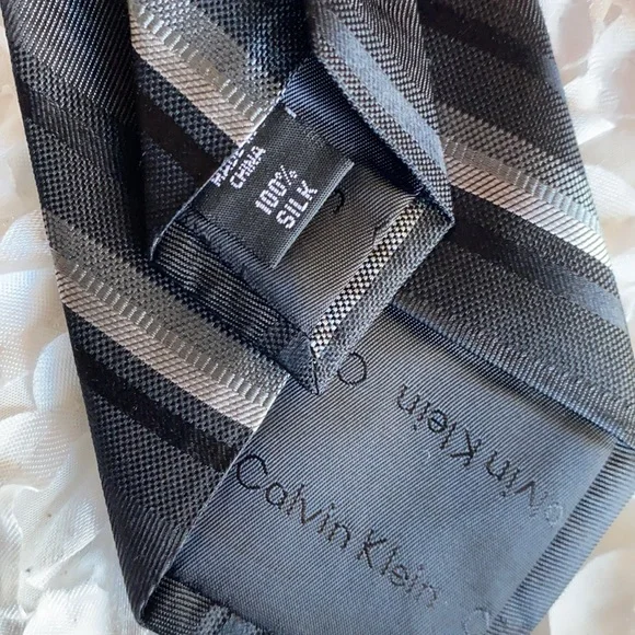 New Calvin Klein silk tie - Picture 3 of 3